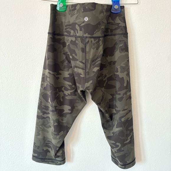 💚Price Drop!🍀 LULULEMON Crop Leggings in CAMO!! Size 10 - Picture 1 of 5